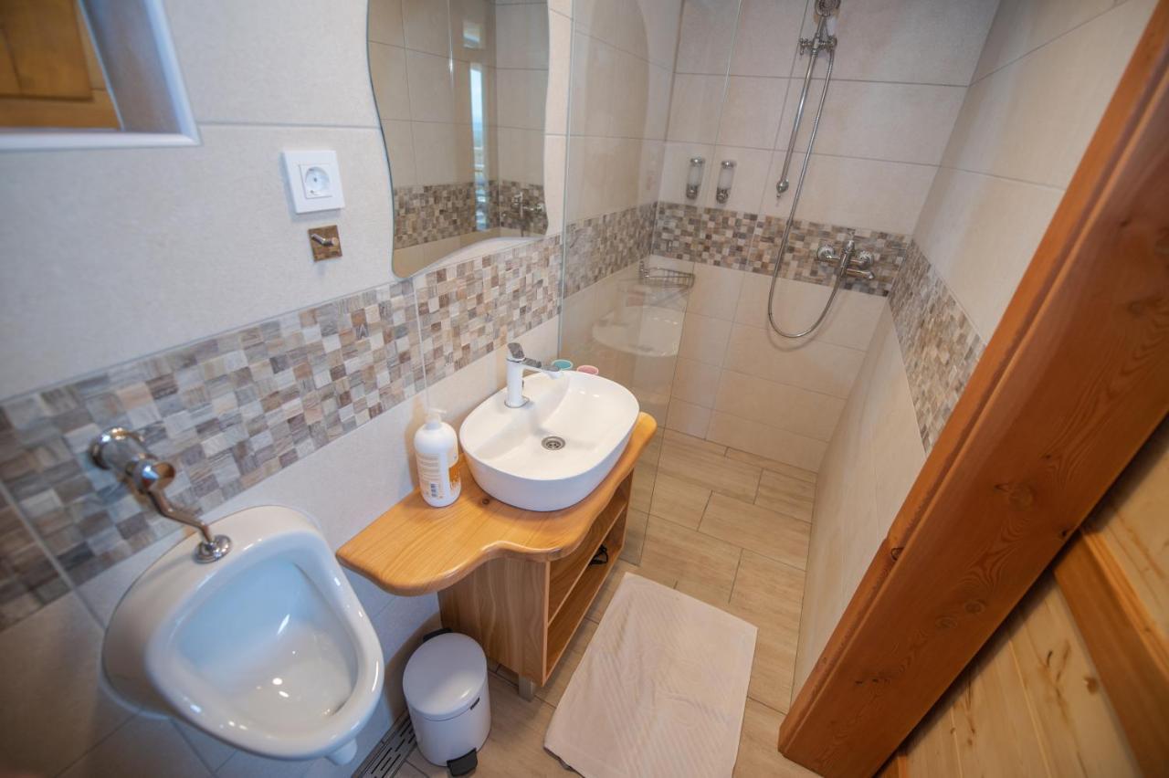 Holiday Home Ernest Zelezni With Hot Tub Ivancna Gorica Zewnętrze zdjęcie